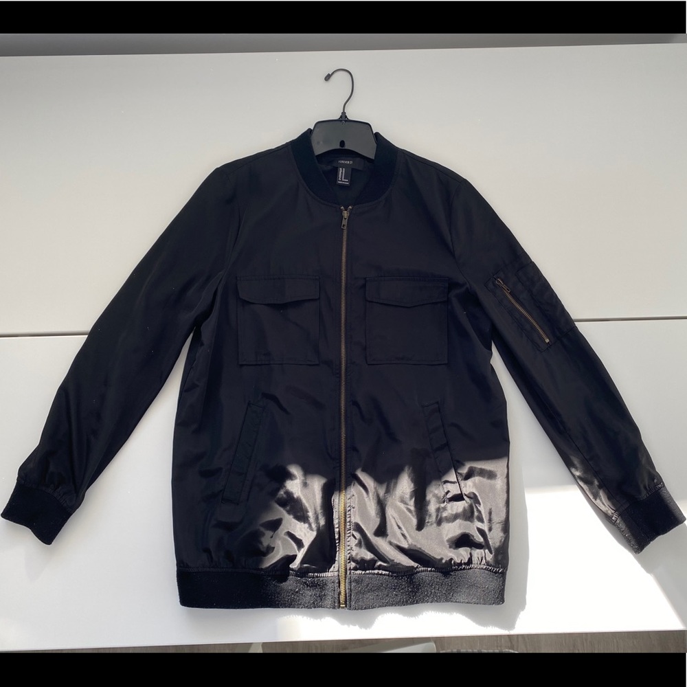 FOREVER 21 MEDIUM BLACK BOMBER JACKET
